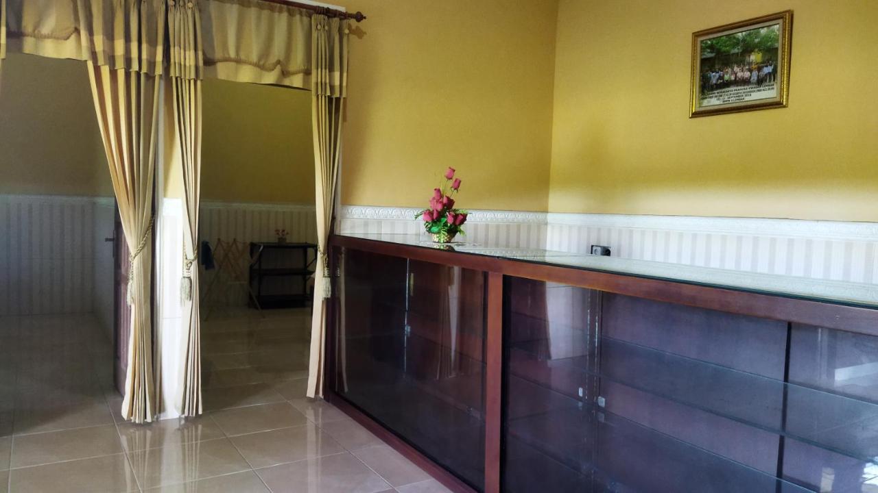 Bougenville Homestay Lembar  Exterior photo
